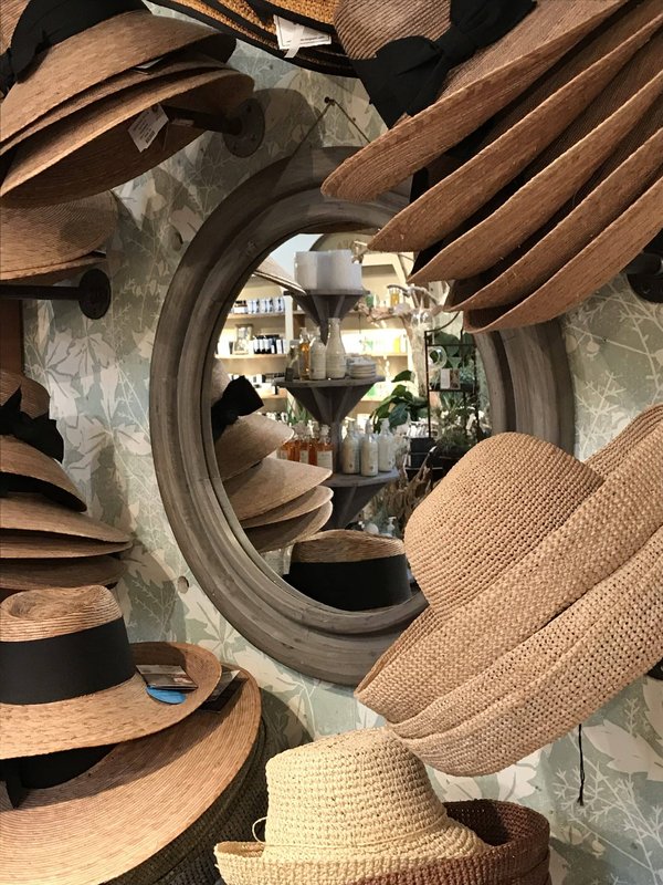 Quels types de chapeaux conviennent aux cheveux bouclés pour un mariage en plein air?