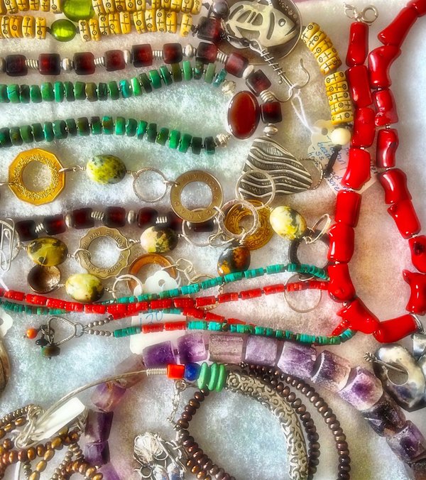 Comment choisir des bijoux qui complètent et valorisent une tenue de soirée?